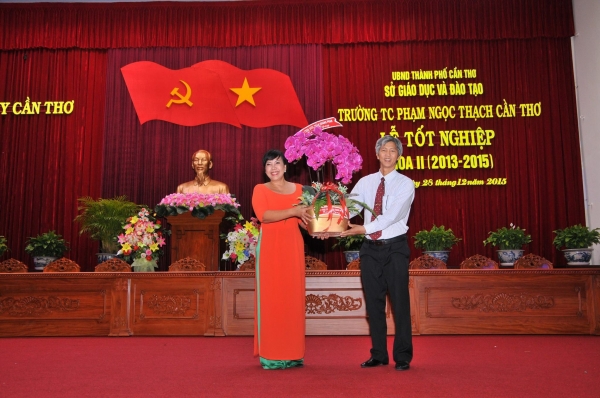 Lãnh đạo công ty chúc mừng Lễ tốt nghiệp khóa 2013 – 2015, Trường trung cấp Phạm Ngọc Thạch